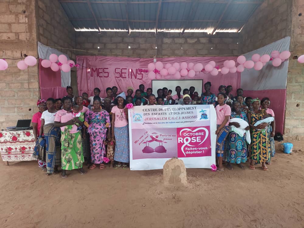 Rassemblement de femmes pour la campagne Octobre Rose