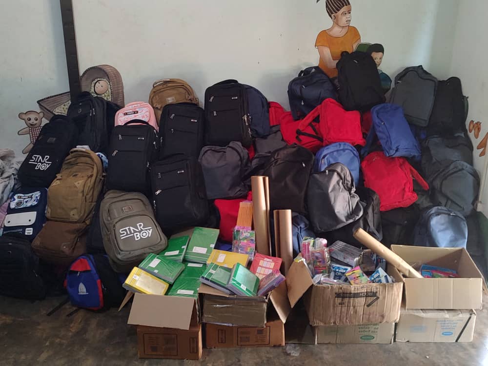 Sacs, cahiers et fournitures scolaires rassemblés avant la distribution