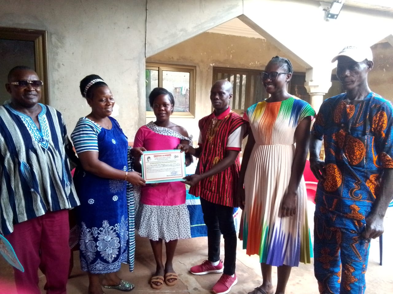 Remise d'une attestation de fin d'apprentissage à une jeune fille